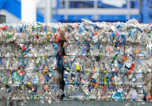 Prof. UJ: to, co zrobiliśmy z ropą, możemy zrobić z plastikiem