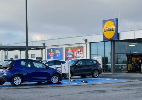 Parkują pod Lidlem i dostają mandaty. Kierowcy nie znają ważnej zasady