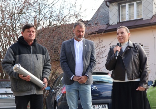 Szkoła Podstawowa w Suchej Górnej z przesłaniem dla przyszłych pokoleń. Kapsuła czasu zakopana pod głazem z plejstocenu