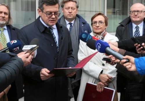 Czy „wobec” oznacza „w obecności”? Politycy zapowiadają zarzuty wobec wszystkich aktorów gry o TK