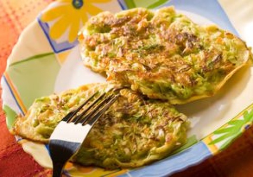 Szatkuję młodą kapustę i mieszam z jajkami. Placki jeszcze smaczniejsze niż ziemniaczane