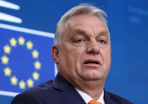 Orbán przed wyborami chwyta się wszystkiego. Teraz wyciągnął matkę przed kamerę