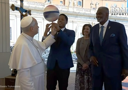Papież Leon XIV i koszykarski trik Harlem Globetrotters