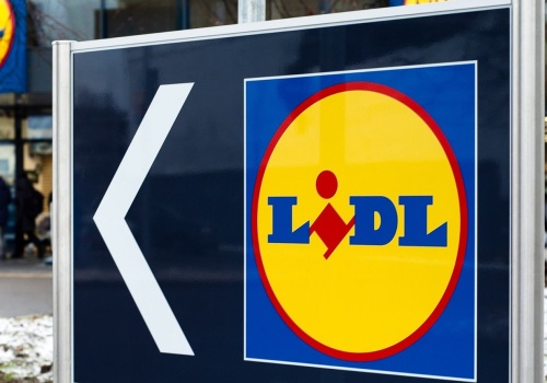 Najmodniejsze sneakersy na ten sezon? Znalazłam je w Lidlu za grosze. Sinsay też kusi