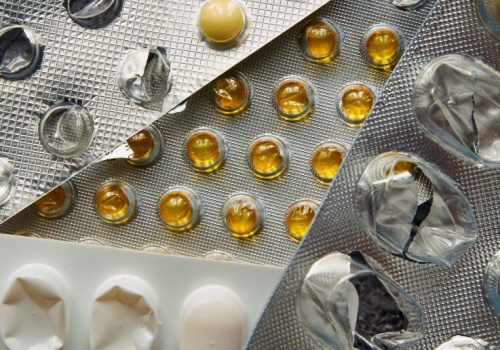 Popularna witamina. Eksperci alarmują: zakazana w połączeniu z kawą