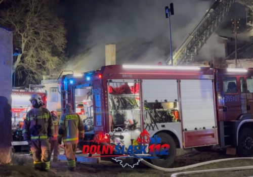 Pożar stodoły w Komarnie Górnym. Na miejscu liczne zastępy straży pożarnej.