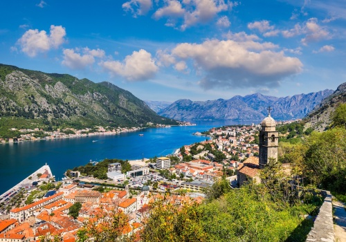 Czerwiec nad Zatoką Kotorską za 853 PLN 😍 Loty, auto i noclegi z widokiem na morze 🌊😎