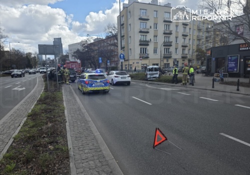 Groźny wypadek na Górczewskiej. Kierowca opla trafił do szpitala po wybuchu opony