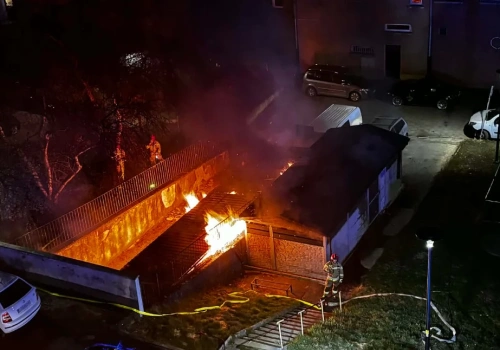 Pożar wiaty śmietnikowej przy ulicy Kopernika. Szybka akcja straży pożarnej.