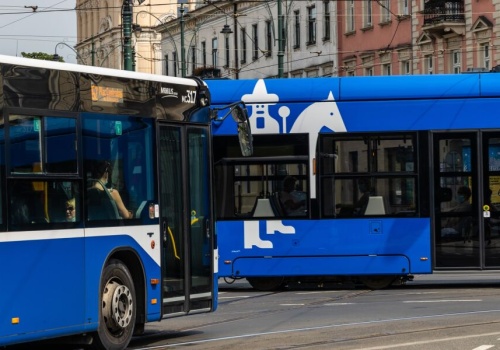 Duże weekendowe zmiany w komunikacji miejskiej – z powodu rajdu ORLEN OIL i Święta Bożego Miłosierdzia