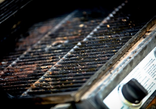 Zardzewiały grill? Zamiast kupować nowy, drogi sprzęt, wykorzystaj to, co leżało w garażu