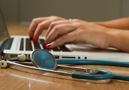 Tłuszcz sprzyja rozwojowi guza w agresywnym raku piersi?