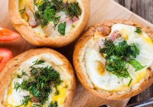 Zamień nudną jajecznicę na śniadaniowe zapiekanki z jajkiem. Za ten przepis należy się medal