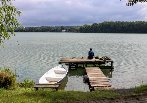 Jeden szlak przecina cały region. Blisko 140 km bajecznych widoków. Po drodze tylko jeziora