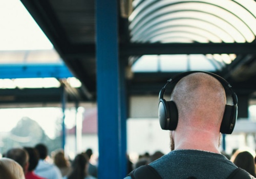 Dobre ANC to dopiero początek. Jak wybrać słuchawki do pracy i podróży?