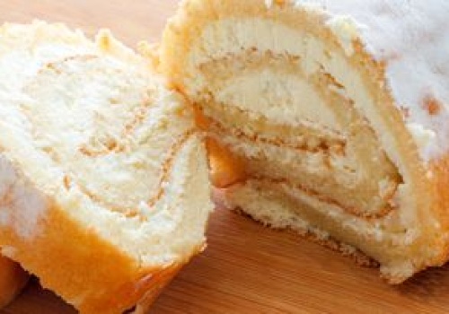 Białkowa chmurka zamiast tłustej śmietany. Rolada z serkiem wiejskim to kulinarny hit