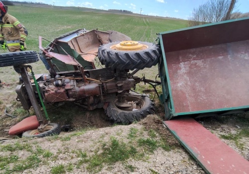 Bus wjechał w ciągnik. Traktorzysta przetransportowany śmigłowcem do szpitala