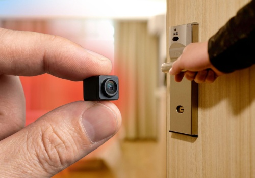 Ukryta kamera w pokoju? Ta jedna metoda wystarczy, aby ją wykryć