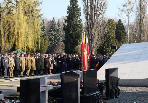 16. rocznica katastrofy smoleńskiej. W Warszawie uroczystości na Powązkach i Marsz Pamięci
