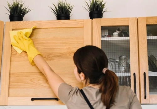 Szafki kleją się od tłuszczu? Ten prosty trik rozpuszcza brud w kilka minut