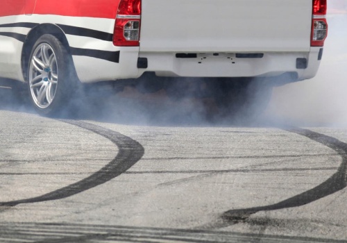 Pedał nagle zawodzi? Kierowcy nie wiedzą co robić, taki manewr może uratować życie