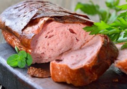 Niemcy ustawiają się po to w kolejkach. Kładą na bułce zamiast szynki