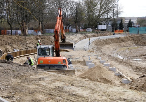 Głębokie wykopy w parku Kusocińskiego. Będzie miejsce dla szukających wytchnienia