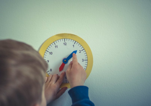 Dzieci nie potrafią korzystać z analogowego zegara. Szybka metoda na naukę odczytywania godzin