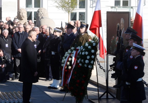 16. rocznica katastrofy smoleńskiej. Prezydent Nawrocki uczcił pamięć ofiar