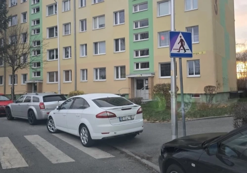 Mistrzowie Parkowania w Jeleniej Górze potrafią stanąć nawet na przejściu dla pieszych