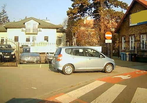 Chodnik zajęty od lat. Kierowca bezkarny, piesi bez miejsca