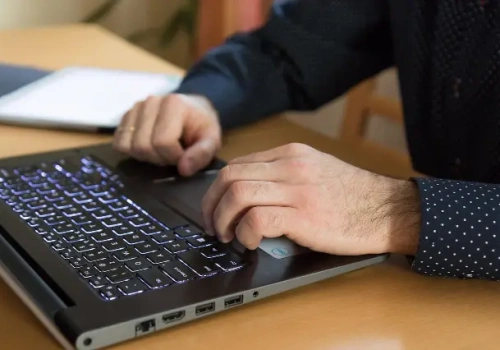 Sprzedajesz w sieci? Uważaj, ten błąd kosztował mieszkańca Olsztyna 62 000 zł!