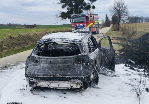 Samochód zaczął dymić spod maski podczas jazdy. Chwilę później pożarły go płomienie