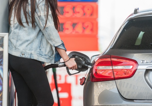 Obniżka akcyzy na paliwa zostanie na dłużej. Minister finansów potwierdza