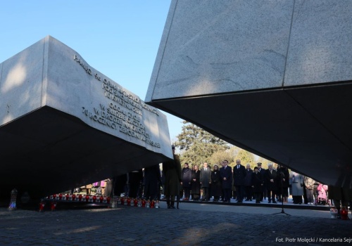 W piątek mija 16. rocznica katastrofy smoleńskiej. Odbywają się specjalne uroczystości państwowe. „Pamiętamy”