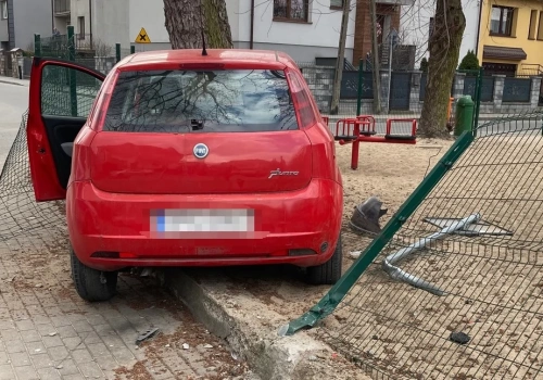 Wjechał na chodnik, staranował ogrodzenie placu zabaw i uderzył w drzewo