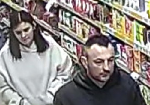 Policja udostępniła wizerunek pary, która okradła supermaket. 