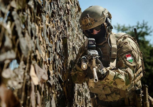 Wojsko pod rządami Orbana ledwo wytrzymuje rozkrok. Słychać po głosach z wewnątrz