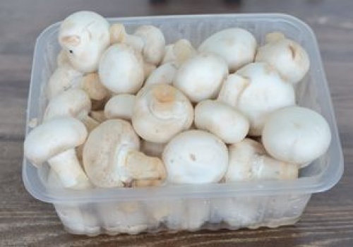 Pieczarki przechowuj w ten sposób. Dłużej pozostaną jędrne, białe i smaczne