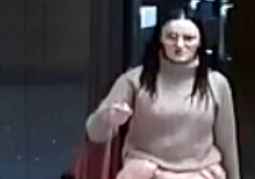 Rzuciła butelką w obcego mężczyznę. Policja szuka kobiety ze zdjęcia