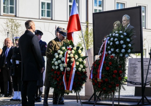 Pamiętamy. Prezydent Karol Nawrocki oddał hołd ofiarom katastrofy smoleńskiej w 16. rocznicę