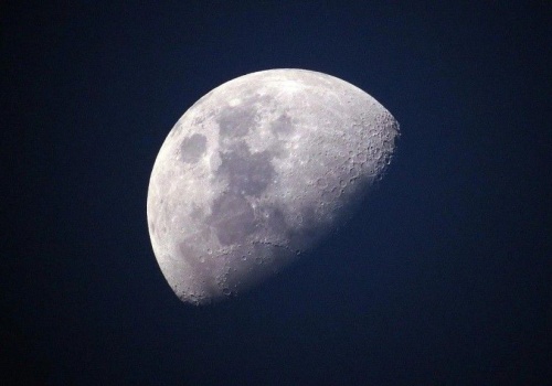 Księżycowe kratery skrywają wodę od miliardów lat