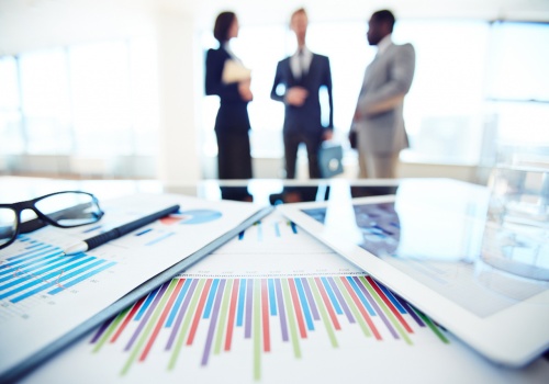 Firmy stawiają na IT i ludzi. Inwestycje rosną, ale pojawia się ryzyko