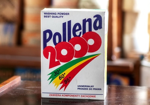 Pamiętacie reklamowy slogan „Ojciec prać”? Kultowa Pollena 2000 wraca na rynek. Jak daleko „zajedzie” na nostalgii?