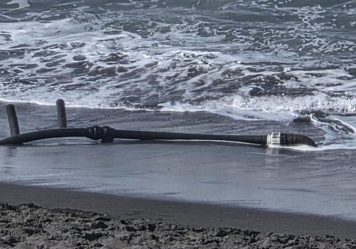 Tajemnicze rury na plaży w Puerto de la Cruz. Co tam robią?