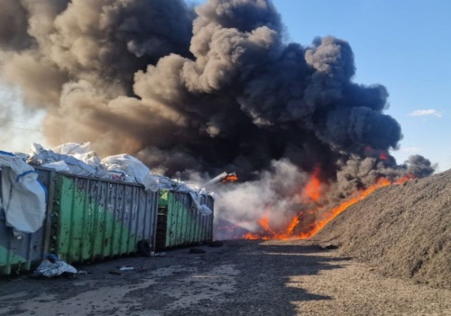 Pożar w zakładzie utylizacji opon w Rożentalu 