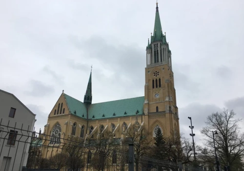 W czwartki komunia będzie udzielana inaczej? Apel kardynała Krajewskiego zaskoczył wiernych