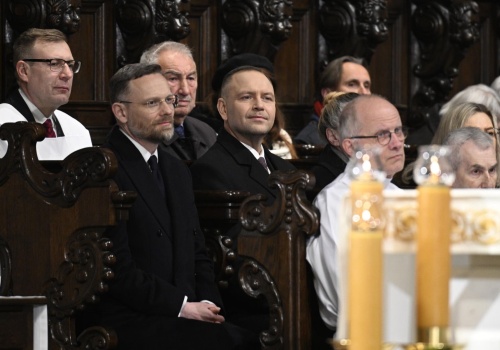 Marta Kaczyńska i prezydent Nawrocki w rocznicę katastrofy smoleńskiej. Łzy same cis…