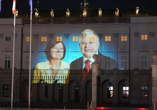 Wyjątkowy hołd dla Marii i Lecha Kaczyńskich w 16. rocznicę tragedii smoleńskiej. ZOBACZ ZDJĘCIA