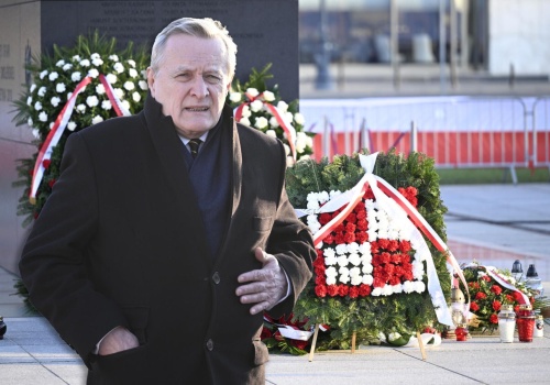 Rocznica katastrofy smoleńskiej. Wśród zniczy i kwiatów Gliński oddał hołd